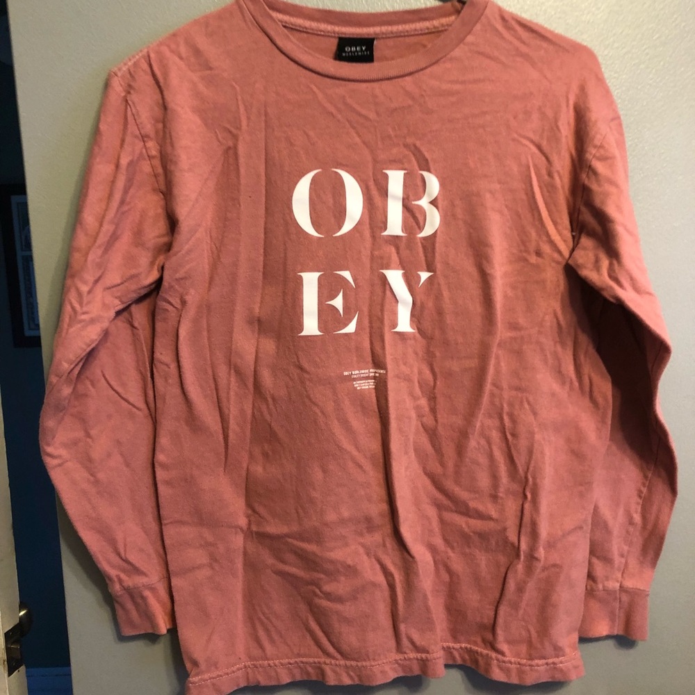 Obey shirt!💗⭐️